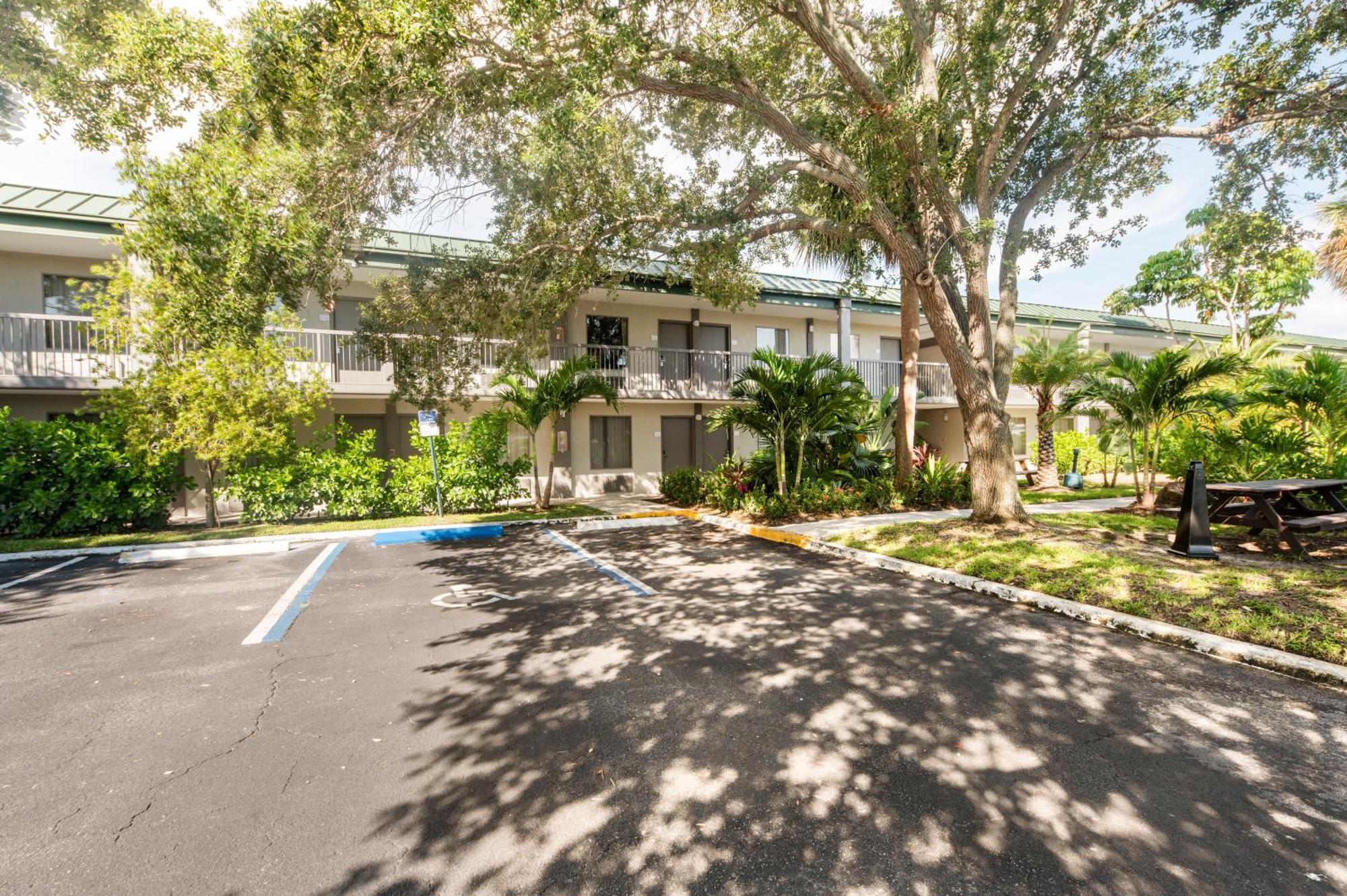 Bay Breeze Aparthotel South Bradenton Екстериор снимка